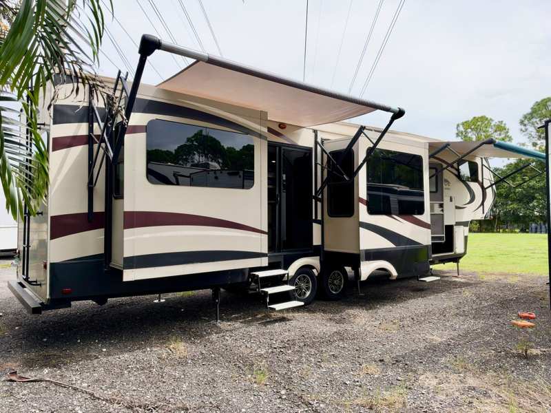 2016 Grand Design Solitude foto 3