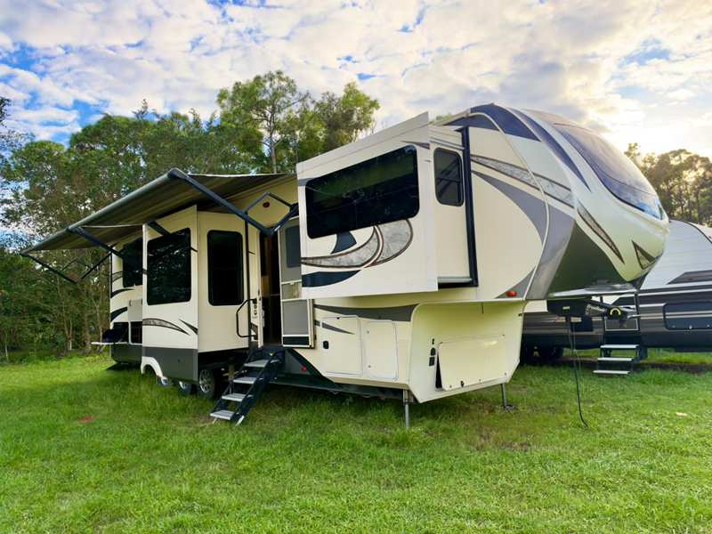 2018 Grand Design Solitude 374TH Toy Hauler foto 2