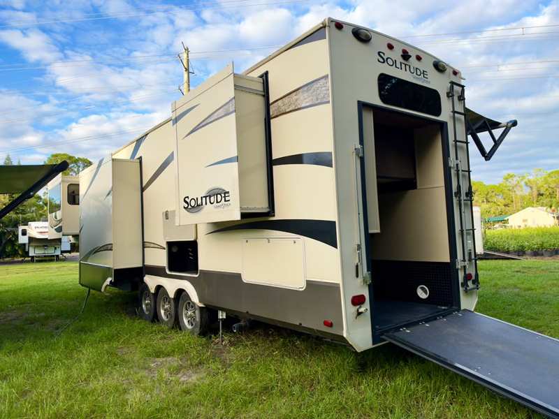 2018 Grand Design Solitude 374TH Toy Hauler foto 5