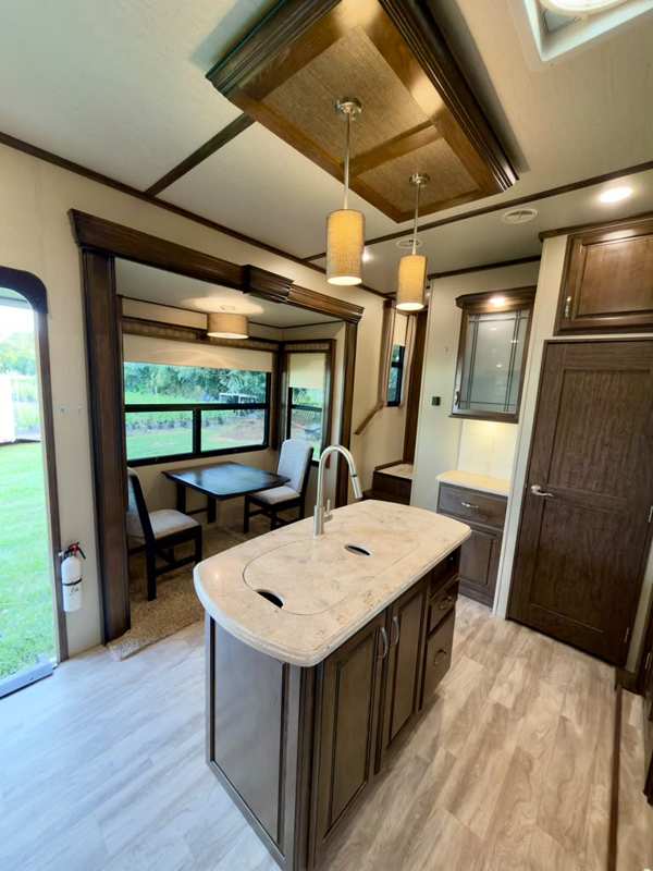 2018 Grand Design Solitude 374TH Toy Hauler foto 12